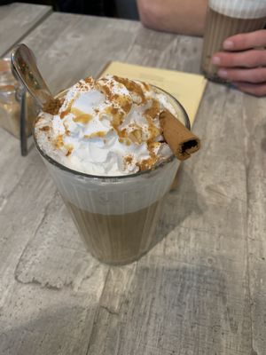 Pumpkin spiced latte with oat milk at Pluk Cats & Coffee in Maastricht