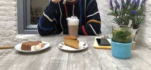 Carrot cake and Christmas biscuit(Spekulatius)cake, cocoa with whip  and mint orange tea✨✨✨ at Pluk Cats & Coffee in Maastricht