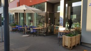 Outside and inside seating at Can‘s Frischtheke in Winterthur