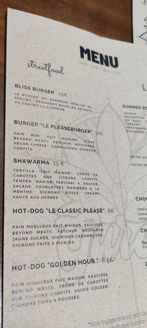 Burger and hotdog at Gurou Street Food in La Rochelle