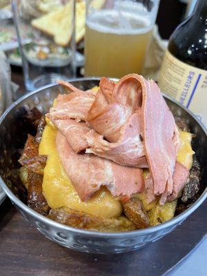 Fries with cheddar and bacon  at Gurou Street Food in La Rochelle