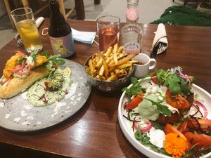 ‘Fish’ on the left, Foccacia with ‘cheese’ en pesto right at Gurou Street Food in La Rochelle