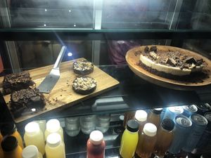 ‘Kinder bueno cheesecake’ on the right at Gurou Street Food in La Rochelle