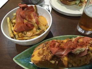 Loaded fries with cheddar sauce and bacon, Camden hotdog at Gurou Street Food in La Rochelle