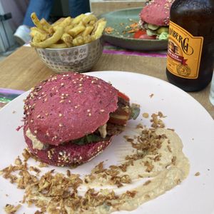 „Cheese Bacon Burger", homemade fries & gingerbeer  at Gurou Street Food in La Rochelle