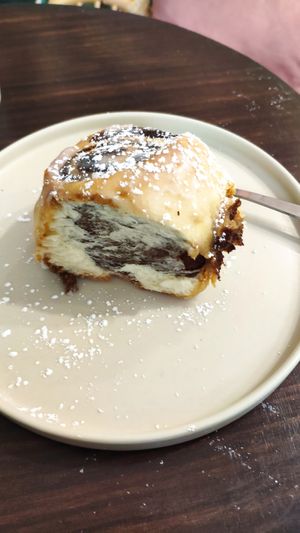 Cinnamon roll at Gurou Street Food in La Rochelle