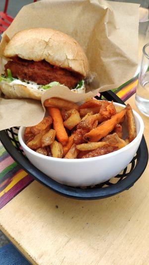 Chik'n burger avec feta maison at Gurou Street Food in La Rochelle