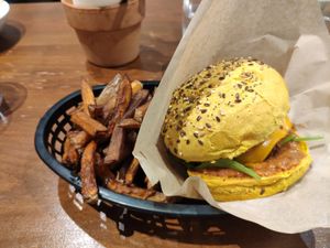 Burger at Gurou Street Food in La Rochelle