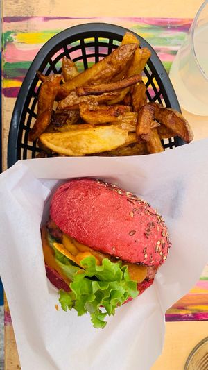 Cheeseburger with french friess  at Gurou Street Food in La Rochelle