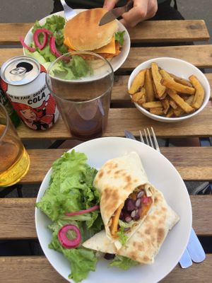 Burger steak de lentilles corail et frites, burrito haricots rouges, patates douces et crème d’amandes at Gurou Street Food in La Rochelle