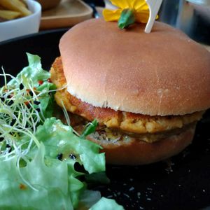 Burger at Gurou Street Food in La Rochelle