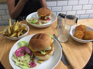 Burger et cheesy Valls at Gurou Street Food in La Rochelle