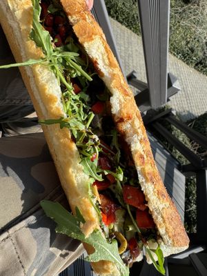 Le sandwich végétarien en mode végétalien, avec du pesto basilic et olives en plus.  at Season'S in Mons