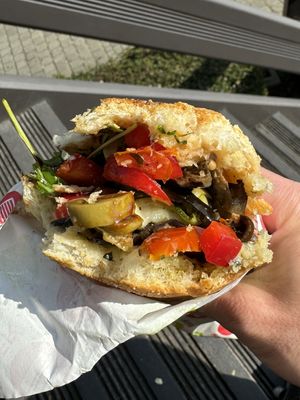 Le sandwich végétarien en mode végétalien, avec du pesto basilic et olives en plus.  at Season'S in Mons