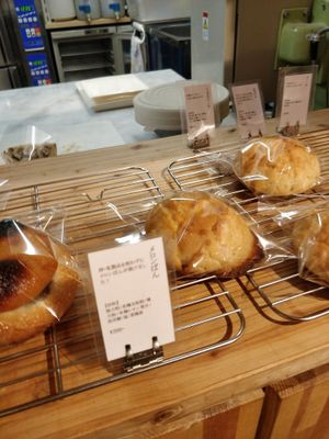 見えにくいですがメロンパン。シンプルな甘さ at Hinemospan  in Hirakata
