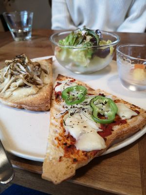 Pizzas at Hinemospan  in Hirakata