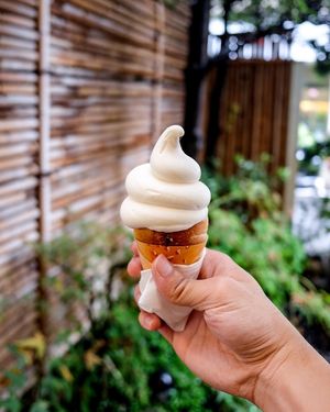 Soft serve ice cream on salted bun at Yiihotang 一禾堂 - Da'an District in Taipei