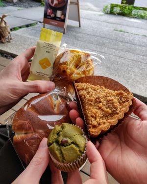 Yiihotang has a good selection of bread and baked goods at Yiihotang 一禾堂 - Da'an District in Taipei