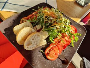 Tomate mit veganem Mozzarella (Februar 2023 - 15,60€) at Seealm Hög in Serfaus