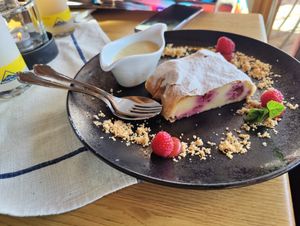 veganer Topfen-Himbeer-Strudel mit Vanillesauce (Februar 2023 - 8,70€) at Seealm Hög in Serfaus