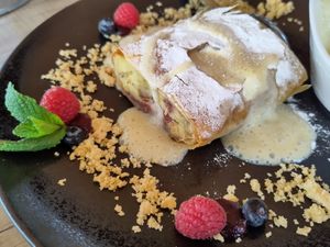 Veganer Topfen-Himbeerstrudel mit Vanillesauce at Seealm Hög in Serfaus