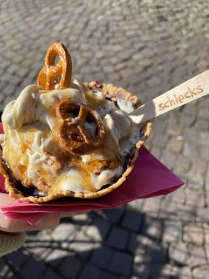 Veganes Vanilleeis mit Erdnussbutter, Salzbrezeln und Zimtsirup. 🤪  at Schlecks in Muenster