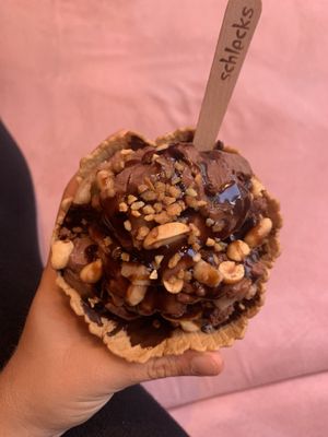 Schokoladeneis, gesalzene Erdnüsse, Marzipan und Karamellsauce at Schlecks in Muenster