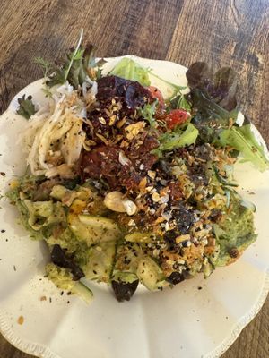 MÉMÉ AU POTAGER - 12,5€ (version végétalienne)
Tomates cerises, courgettes & aubergines grillées, tomates séchées, guacamole, mélange de graines, basilic frais.  at Mémé Tartine in Mons