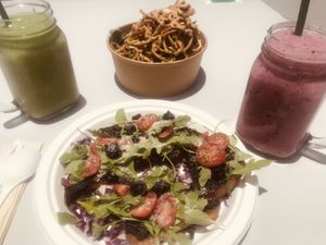 Bruschetta and spaghetti raw with some smoothies at Healthy Be Good in Gran Canaria