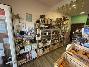 Kleiner Markt im Innenbereich  at Izzy's Market Vegetarian Boutique in Vila Do Bispo