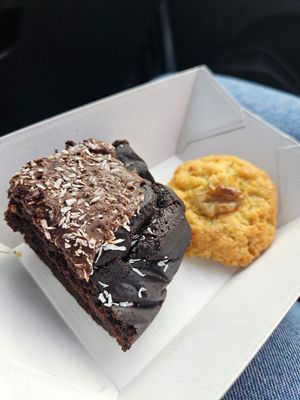 Brownie and orange cookie at Izzy's Market Vegetarian Boutique in Vila Do Bispo