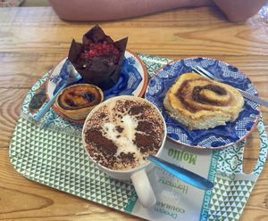 All das für nur 8€ und unglaublich lecker!   at Izzy's Market Vegetarian Boutique in Vila Do Bispo