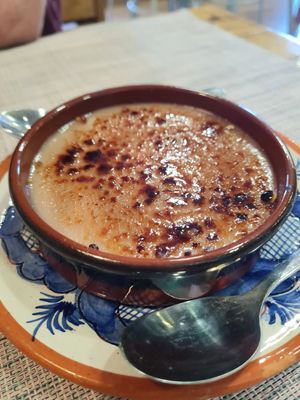 Strawberry creme brulè at Izzy's Market Vegetarian Boutique in Vila Do Bispo