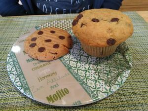 Muffin and cookie with chocolat chips at Izzy's Market Vegetarian Boutique in Vila Do Bispo