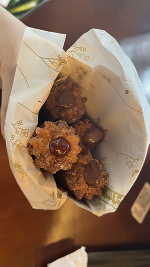 mini churros com os 4 recheios disponíveis (boinatella, chocolate, doce sem leite, e goiabada  at The Boinas in Sao Paulo