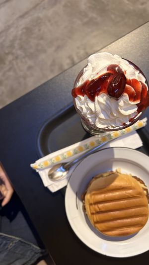 hamburger e milkshake de morango  at The Boinas in Sao Paulo