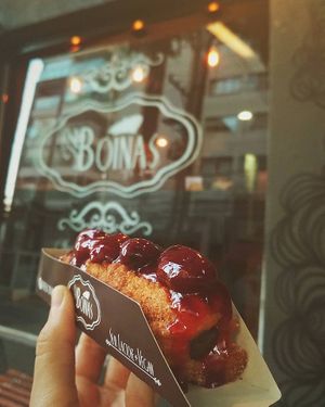 churros with special coverage of strawberry at The Boinas in Sao Paulo