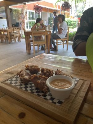 Botanita.. chiles rellenos de queso súper deli porque caliente y derretido al morder.. y aparte con un dip #Veganuary at Blooming Onion - Moctezuma in Guadalajara