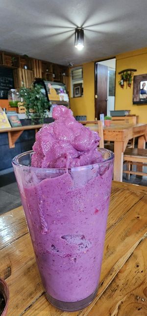 Excellent! Fresh mixed berry smoothly at Blooming Onion - Moctezuma in Guadalajara