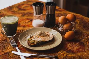 Avo-toast with run free biological eggs at Bonthé in Granby