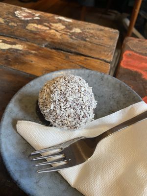 En vegansk lækker romkugle 😄 at Kaffekilden in Roskilde