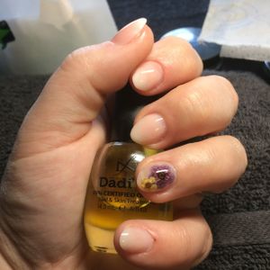 Real dried flower inlay at Nails on Wheels in Ichtegem