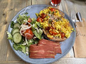 scrambled tofu with vegan bacon at Preps in Maastricht