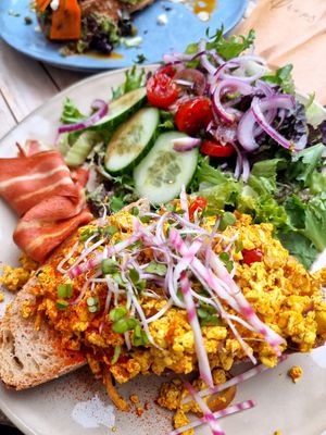 Scrambled tofu and vegan bacon at Preps in Maastricht
