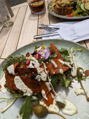 Veganer Lachs mit Salat und Avocado auf Brot at Preps in Maastricht