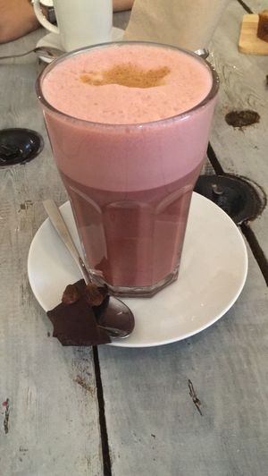 Red velvet lattee with oat milk at Preps in Maastricht