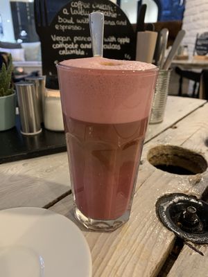 Red Velvet Latte met keuze uit kokosmelk, sojamelk, havermelk en amandelmelk at Preps in Maastricht