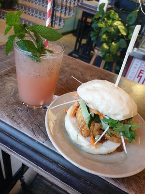 Bao burger with fruity chia drink at Chi Thu - Pestalozzistrasse in Munich