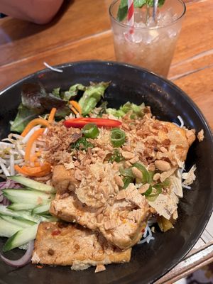 Ricenoodle bowl with lemongrass tofu and a refreshing tamarind ice teaa  at Chi Thu - Morassistrasse in Munich