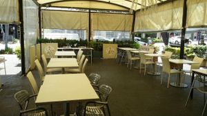 outside seating at Loving Hut in Mount Gravatt